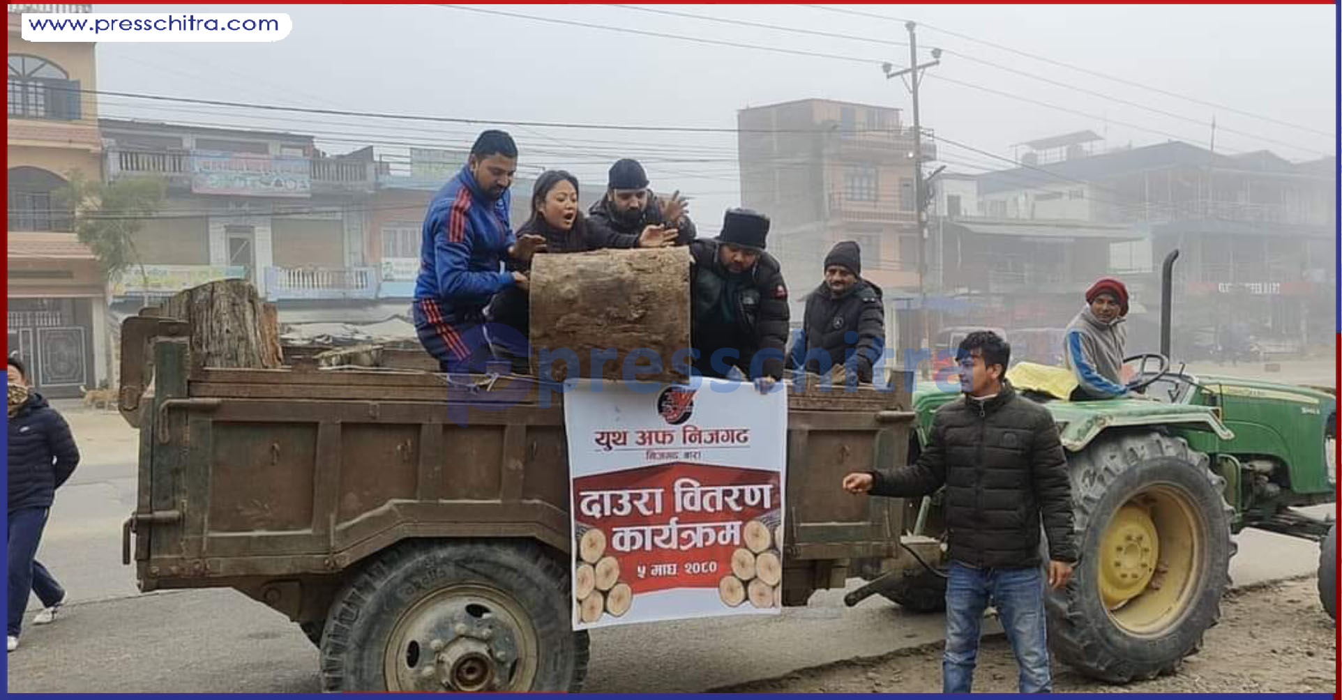 जाडोको कारण जनजीवन प्रभावित बनेपछि आगो ताप्ने दाउरा वितरण