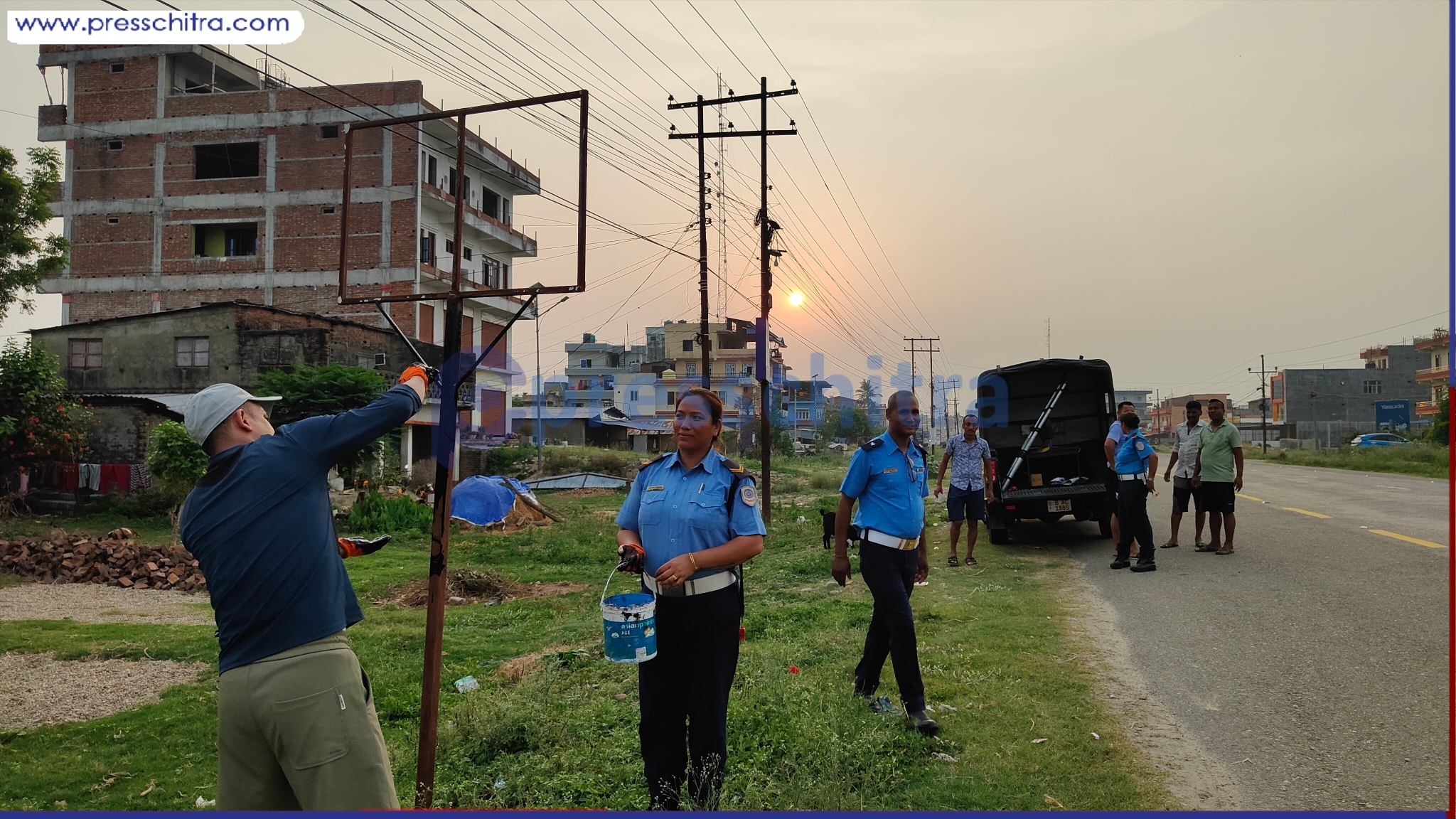 दुर्घटना न्यूनीकरण गर्न सडकमा रिफ्लेक्टिभ स्टिकर